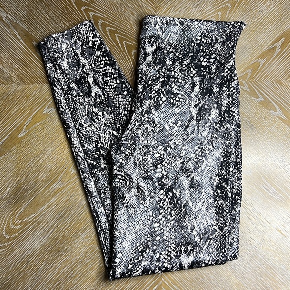 SPANX Faux Leather Snakeskin Print Leggings XL - Picture 3 of 9